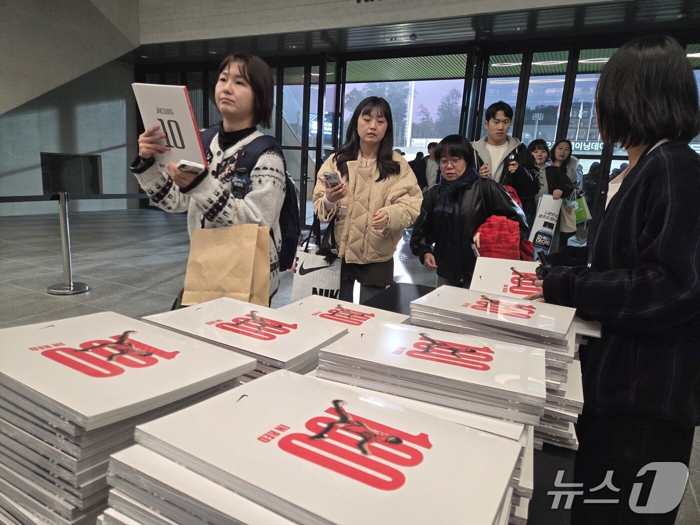 본문 이미지 -  이재성 포토 북을 받는 팬들ⓒ News1 안영준 기자