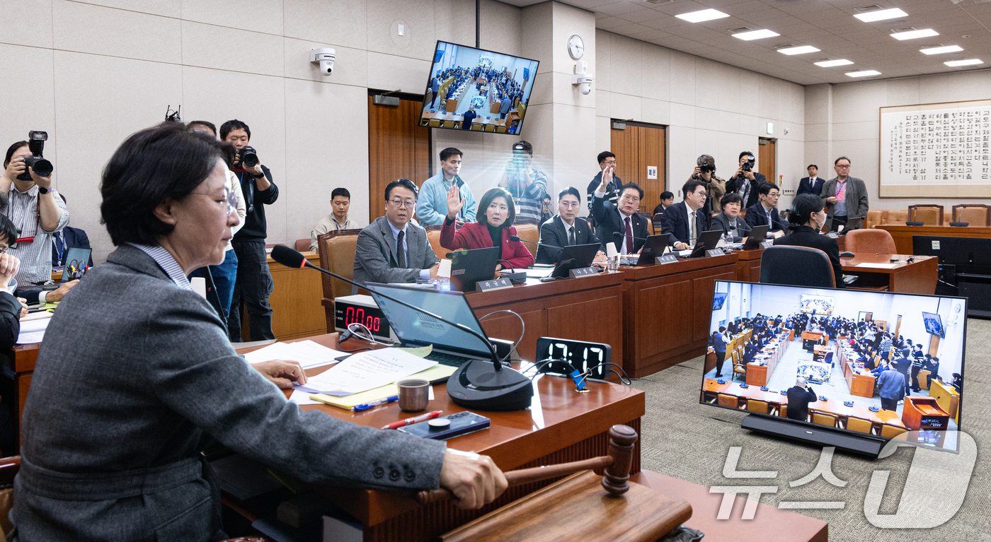(서울=뉴스1) 이승배 기자 = 11일 서울 여의도 국회에서 열린 제429회국회(정기회) 법제사법위원회 제13차 전체회의서 추미애 위원장이 정회를 선포학 있다. 2025.11.11 …