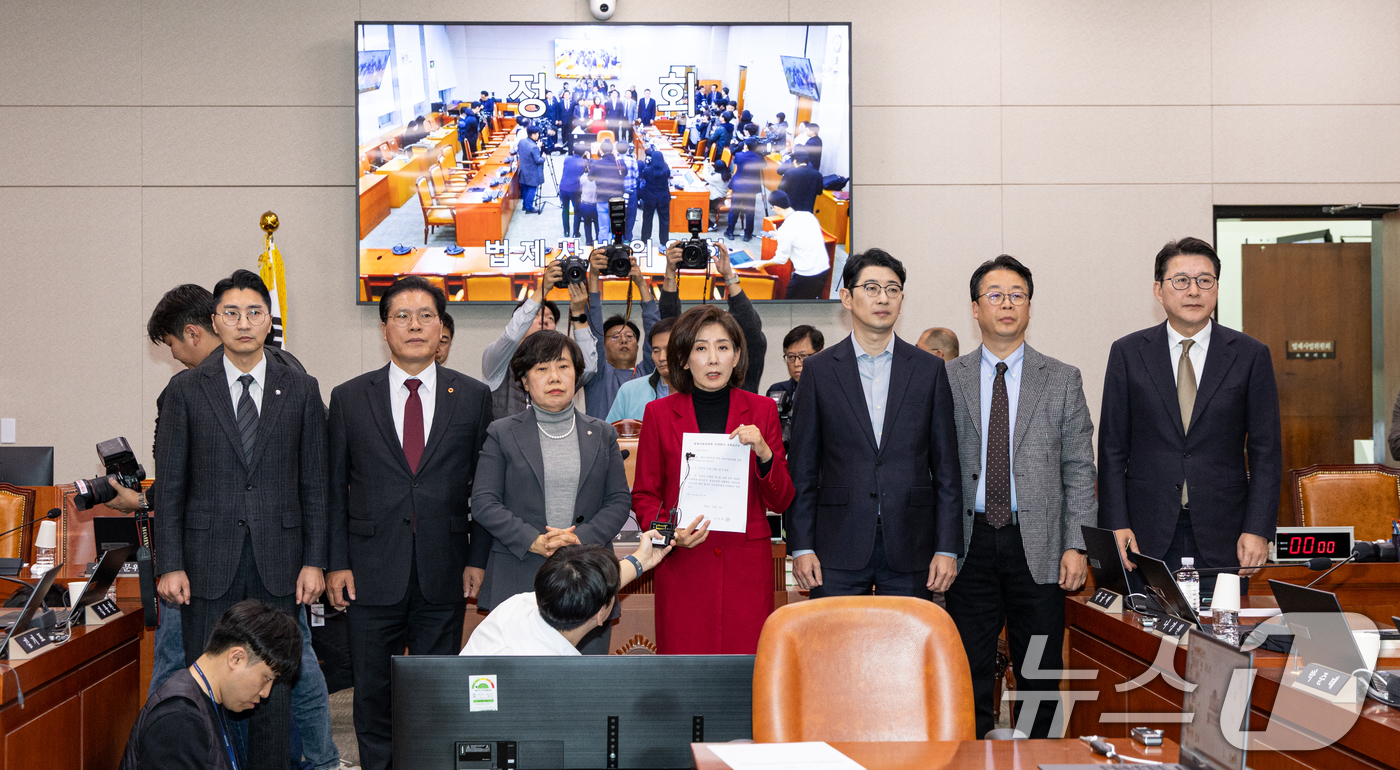 (서울=뉴스1) 이승배 기자 = 나경원 국민의힘 의원을 비롯한 법사위원들이 11일 서울 여의도 국회에서 열린 제429회국회(정기회) 법제사법위원회 제13차 전체회의 정회 후 대장동 …