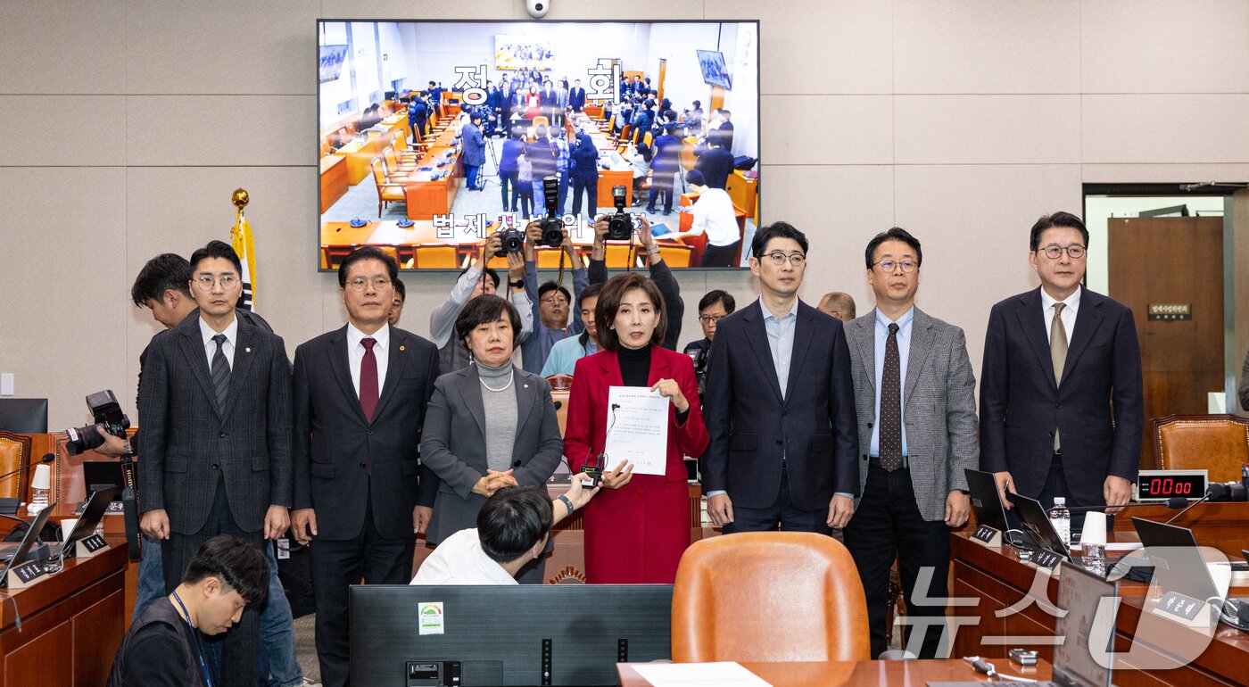 본문 이미지 - 나경원 국민의힘 의원을 비롯한 법사위원들이 11일 서울 여의도 국회에서 열린 제429회국회(정기회) 법제사법위원회 제13차 전체회의 정회 후 대장동 사건 항소 포기 관련 현안질의 및 증인 채택 등에 대해 입장을 밝히고 있다. 2025.11.11/뉴스1 ⓒ News1 이승배 기자