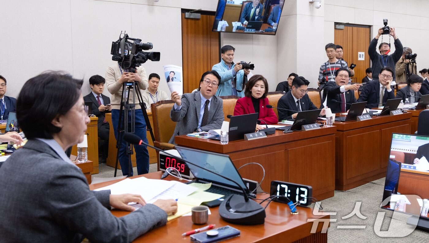 본문 이미지 - 지난 11일 서울 여의도 국회에서 열린 제429회국회&#40;정기회&#41; 법제사법위원회 제13차 전체회의에서 국민의힘 위원들이 대장동 사건 항소 포기 관련 현안질의 및 증인 채택 등에 대해 항의하고 있다. 2025.11.11/뉴스1 ⓒ News1 이승배 기자