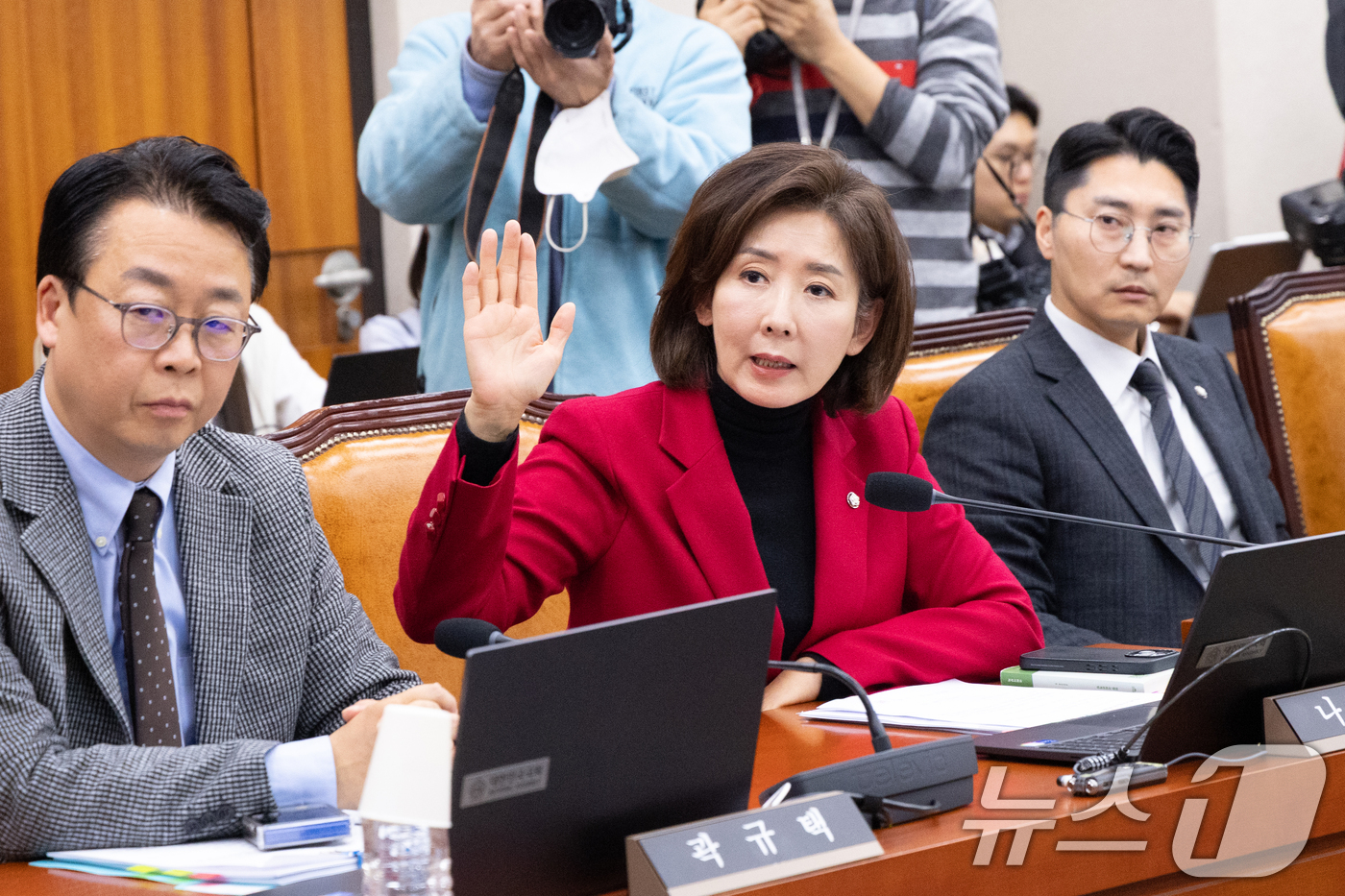 (서울=뉴스1) 이승배 기자 = 나경원 국민의힘 의원이 11일 서울 여의도 국회에서 열린 제429회국회(정기회) 법제사법위원회 제13차 전체회의에서 발언권을 신청하고 있다. 202 …
