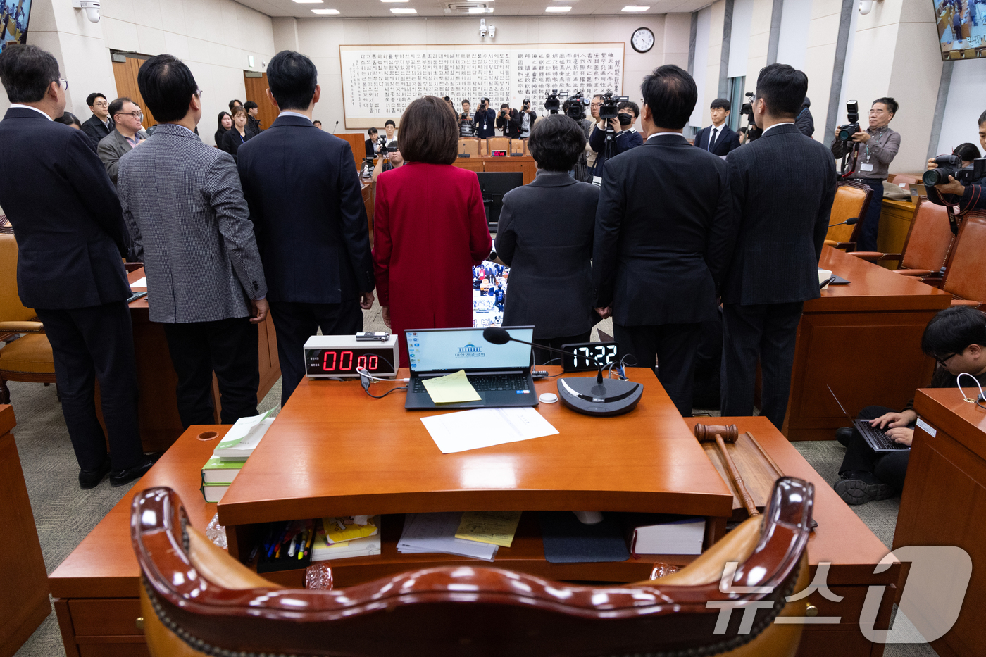 (서울=뉴스1) 이승배 기자 = 나경원 국민의힘 의원을 비롯한 법사위원들이 11일 서울 여의도 국회에서 열린 제429회국회(정기회) 법제사법위원회 제13차 전체회의 정회 후 대장동 …