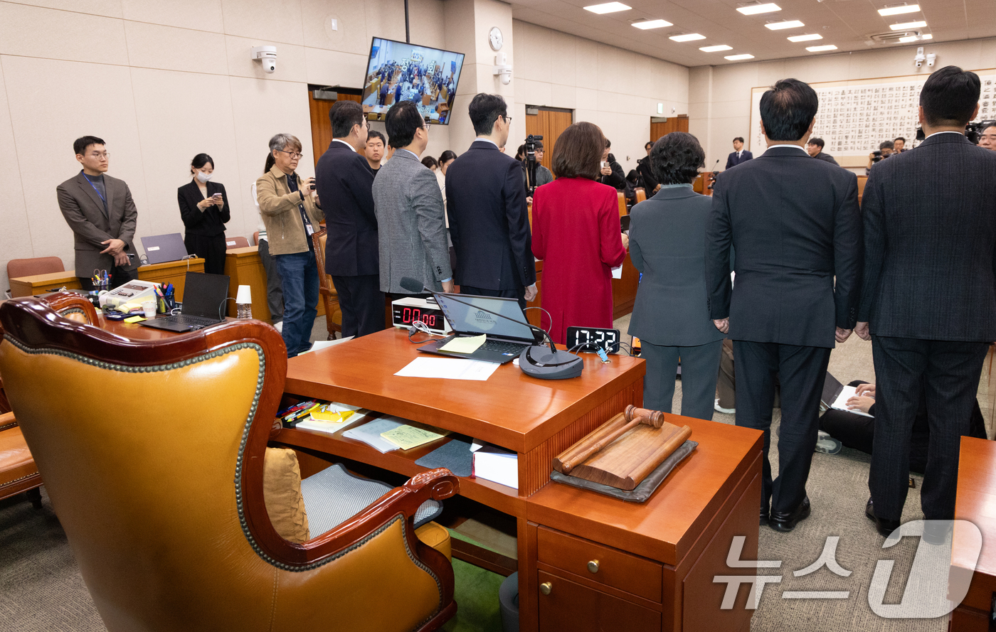 (서울=뉴스1) 이승배 기자 = 나경원 국민의힘 의원을 비롯한 법사위원들이 11일 서울 여의도 국회에서 열린 제429회국회(정기회) 법제사법위원회 제13차 전체회의 정회 후 대장동 …