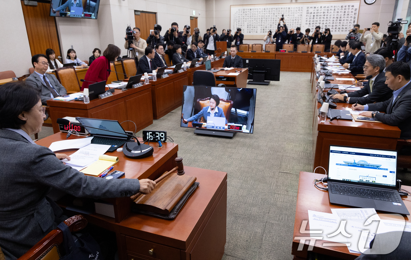 (서울=뉴스1) 이승배 기자 = 11일 서울 여의도 국회에서 열린 제429회국회(정기회) 법제사법위원회 제13차 전체회의에서 추미애 위원장이 의사봉을 두드리고 있다. 2025.11 …