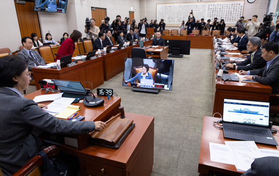 법사위 37분만에 파행 野 "李대통령이 공범" 與 "정치기소"