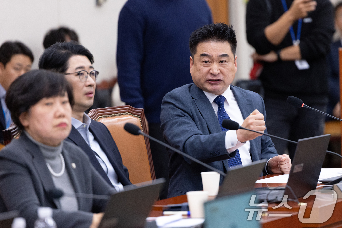 (서울=뉴스1) 이승배 기자 = 11일 서울 여의도 국회에서 열린 제429회국회(정기회) 법제사법위원회 제13차 전체회의에서 최혁진 무소속 의원이 발언하고 있다. 2025.11.1 …