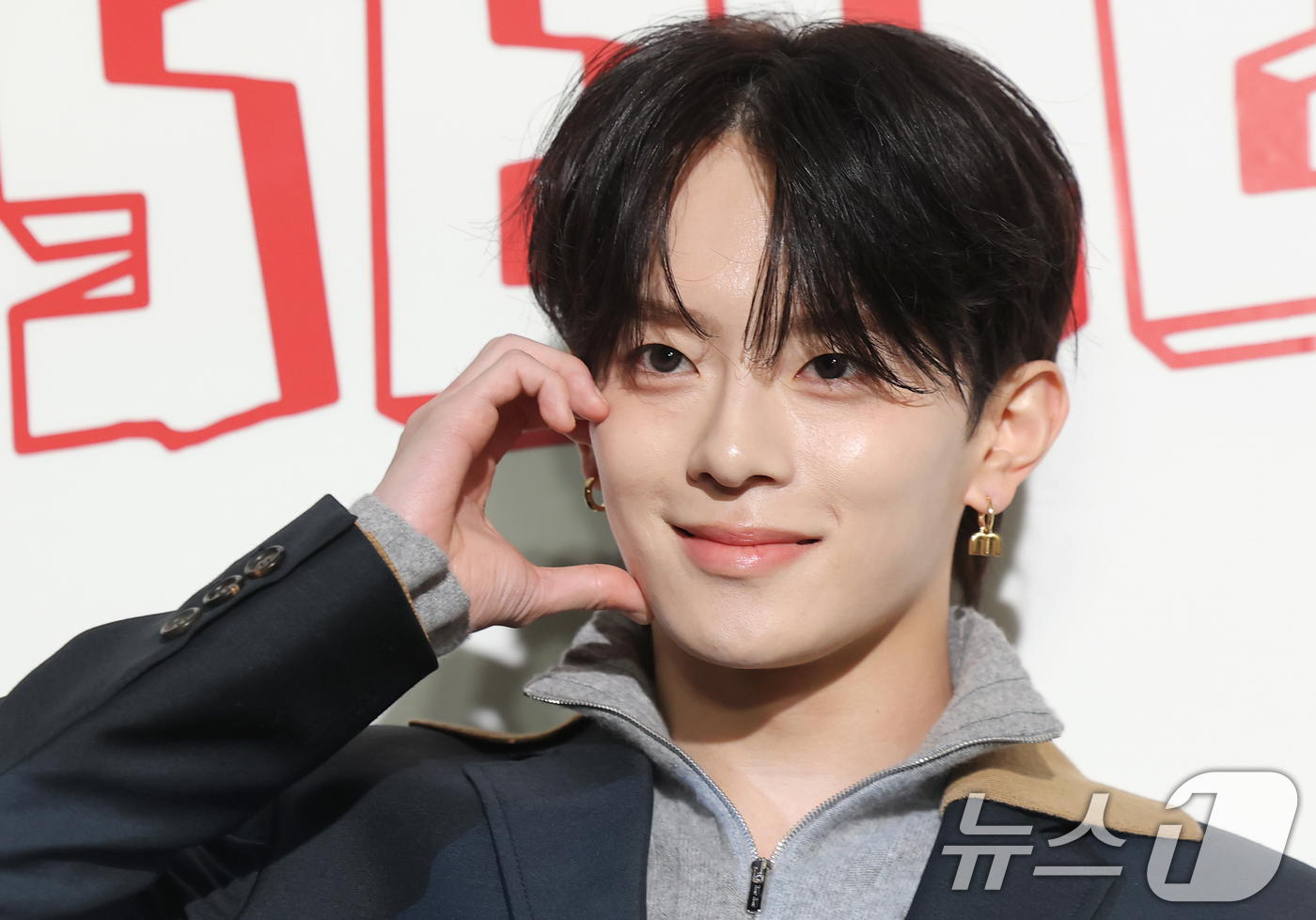 (서울=뉴스1) 권현진 기자 = 베리베리 강민이 11일 오후 서울 강남구 미우미우 청담점에서 열린 '미우미우 셀렉트 바이 엘라' 포토콜에 참석해 포즈를 취하고 있다. 2025.11 …