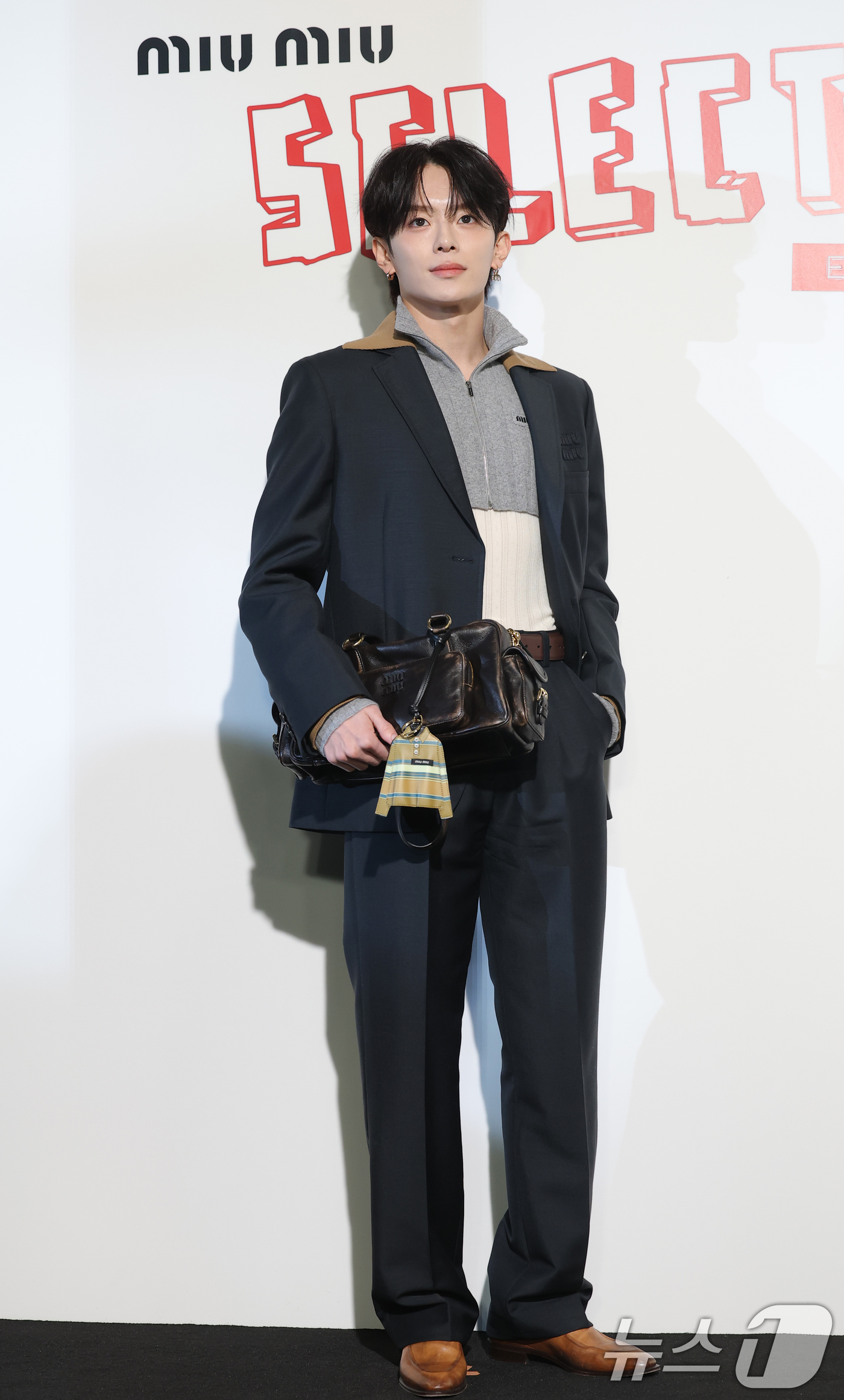 (서울=뉴스1) 권현진 기자 = 베리베리 강민이 11일 오후 서울 강남구 미우미우 청담점에서 열린 '미우미우 셀렉트 바이 엘라' 포토콜에 참석해 포즈를 취하고 있다. 2025.11 …