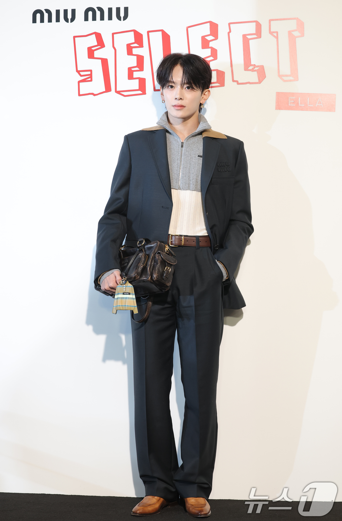 (서울=뉴스1) 권현진 기자 = 베리베리 강민이 11일 오후 서울 강남구 미우미우 청담점에서 열린 '미우미우 셀렉트 바이 엘라' 포토콜에 참석해 포즈를 취하고 있다. 2025.11 …