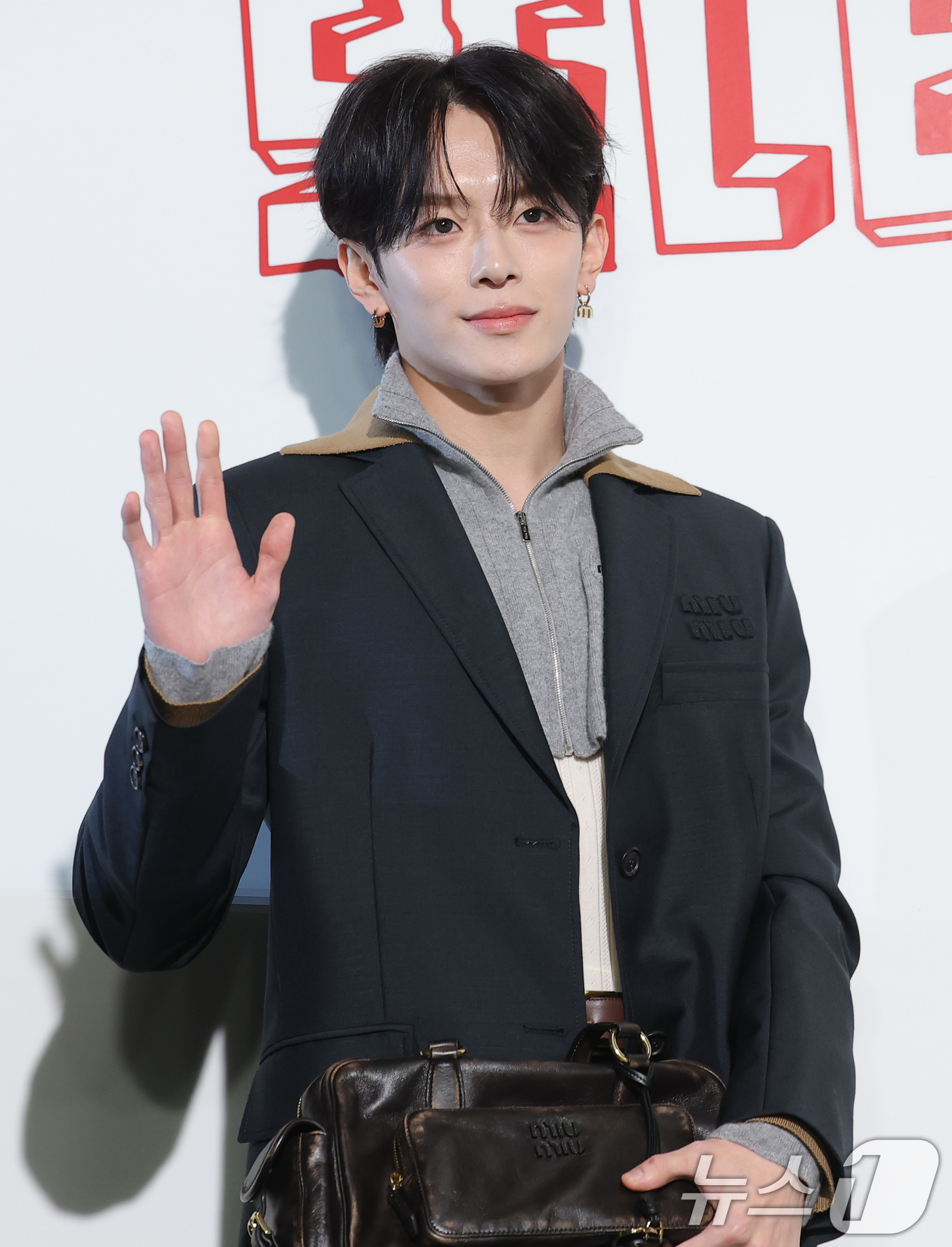 (서울=뉴스1) 권현진 기자 = 베리베리 강민이 11일 오후 서울 강남구 미우미우 청담점에서 열린 '미우미우 셀렉트 바이 엘라' 포토콜에 참석해 포즈를 취하고 있다. 2025.11 …