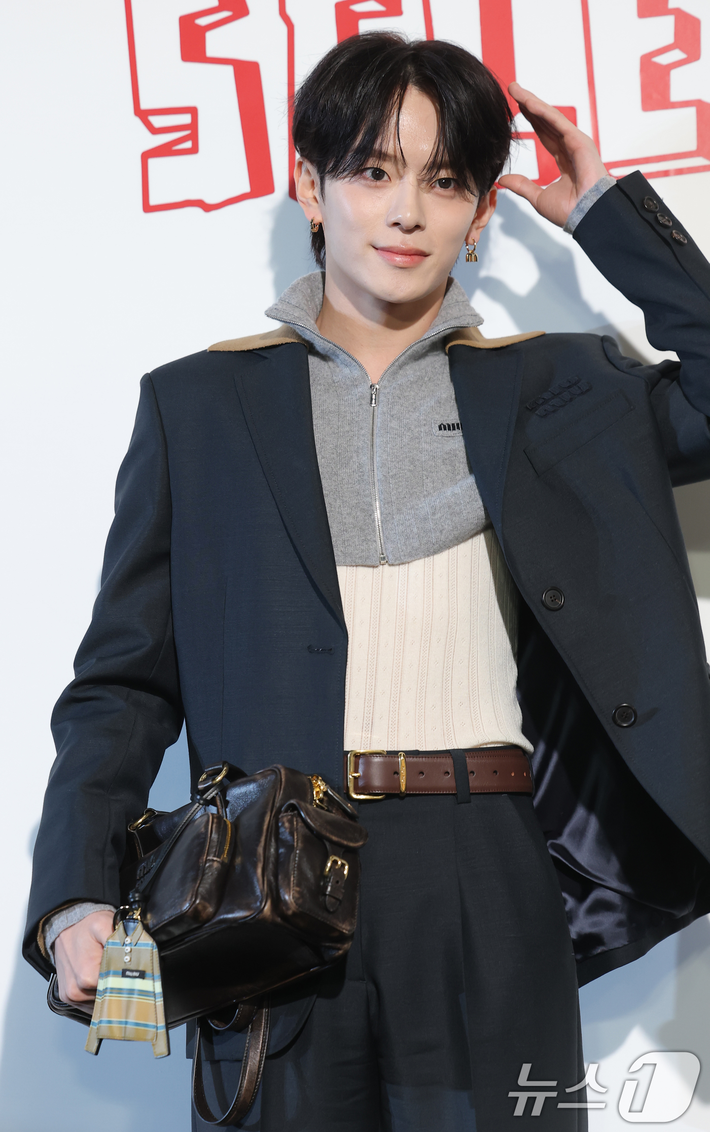 (서울=뉴스1) 권현진 기자 = 베리베리 강민이 11일 오후 서울 강남구 미우미우 청담점에서 열린 '미우미우 셀렉트 바이 엘라' 포토콜에 참석해 포즈를 취하고 있다. 2025.11 …