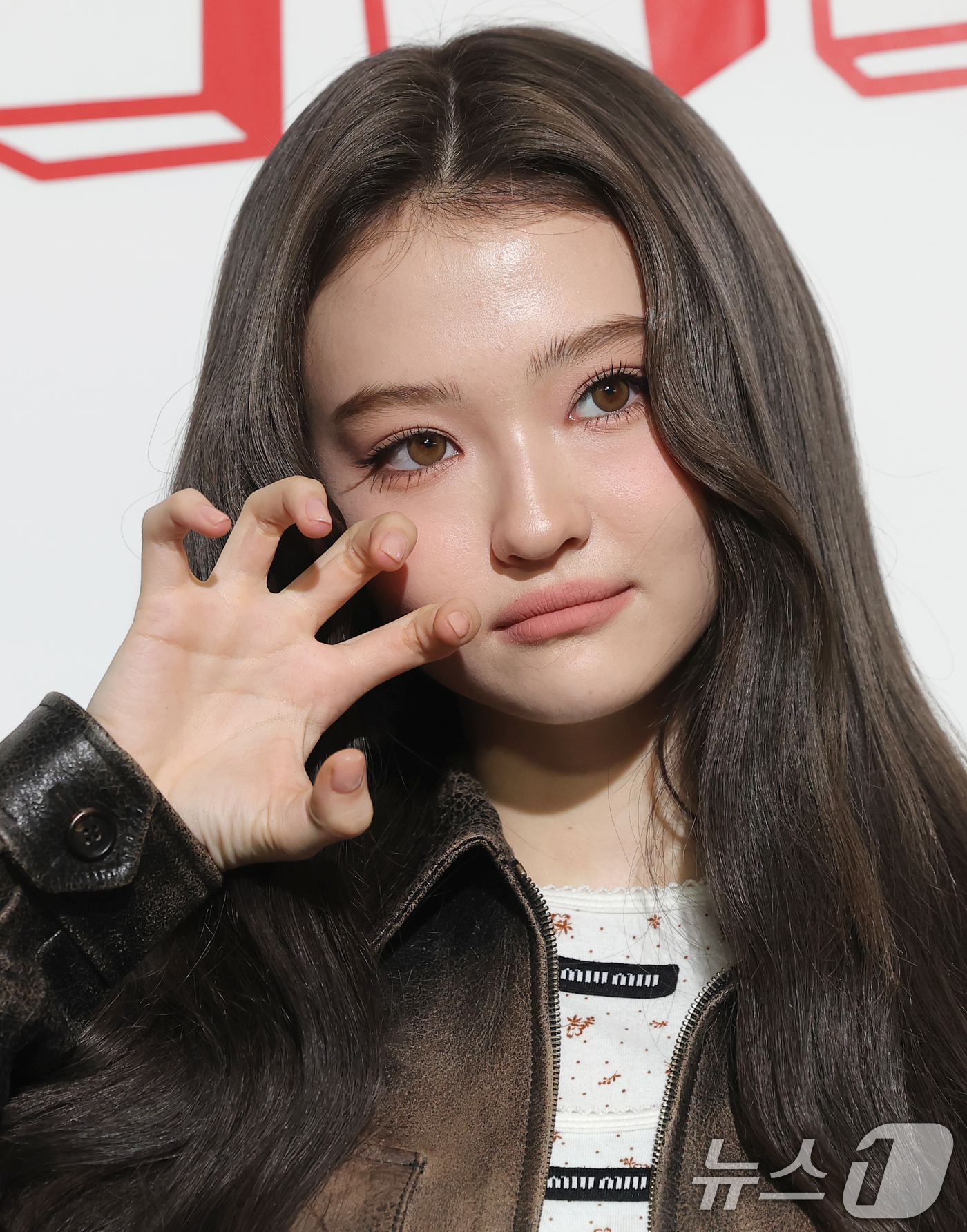 (서울=뉴스1) 권현진 기자 = 미야오 엘라가 11일 오후 서울 강남구 미우미우 청담점에서 열린 '미우미우 셀렉트 바이 엘라' 포토콜에 참석해 포즈를 취하고 있다. 2025.11. …