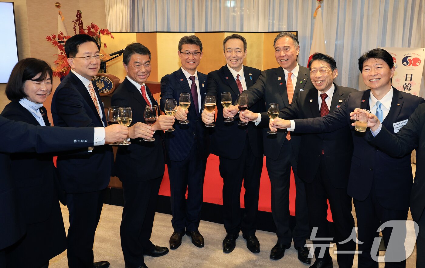 본문 이미지 - 미즈시마 코이치 주한일본국특명전권대사와 일본 각 지사·부지사들이 11일 서울 성북구 일본국대사관저에서 열린 ‘일한 국교정상화 60주년 기념 전국지사회·일본 소도시 PR 리셉션’에서 건배를 하고 있다. 2025.11.11/뉴스1 ⓒ News1 이호윤 기자