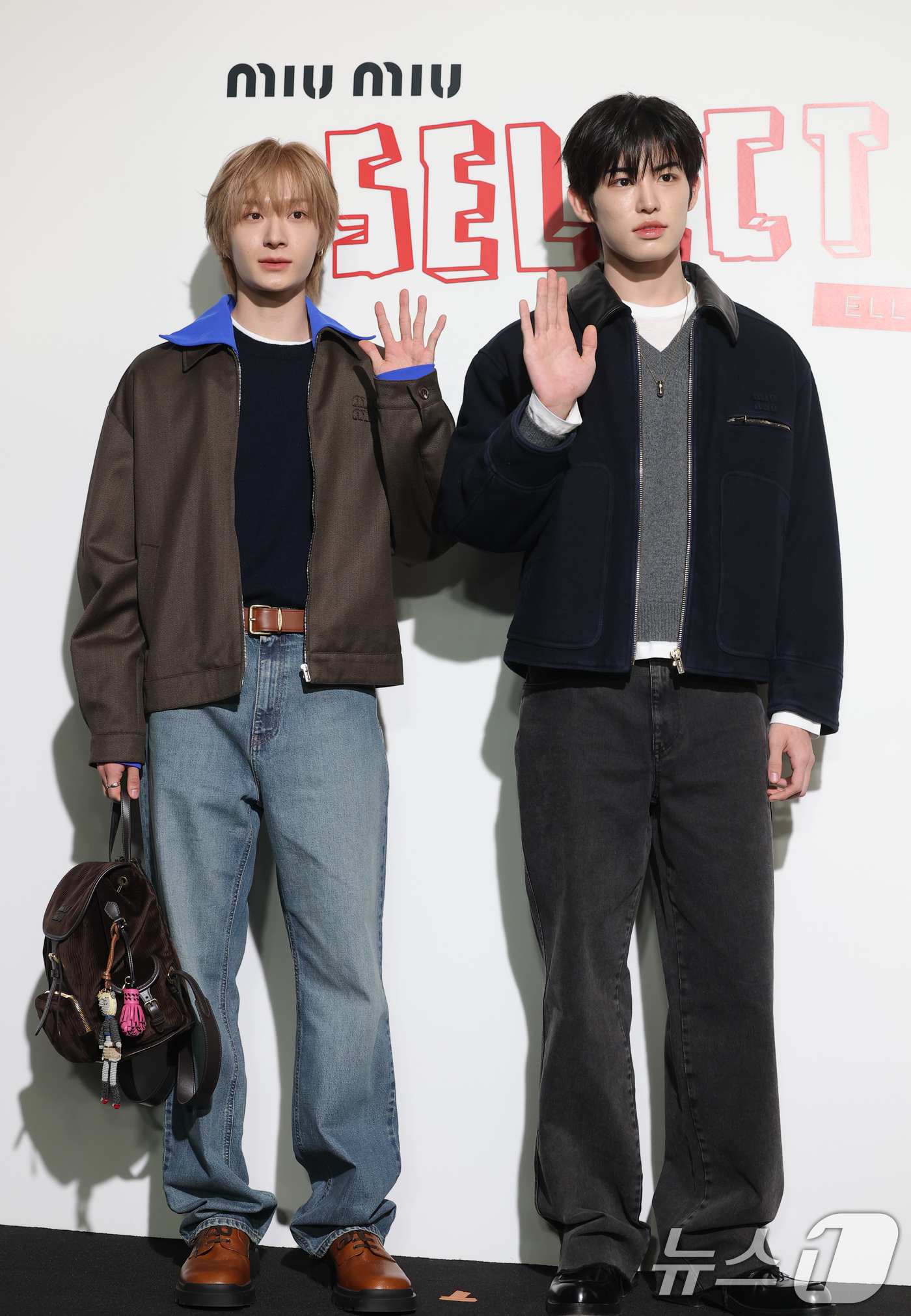 (서울=뉴스1) 권현진 기자 = 킥플립 동화와 민제(오른쪽)가 11일 오후 서울 강남구 미우미우 청담점에서 열린 '미우미우 셀렉트 바이 엘라' 포토콜에 참석해 포즈를 취하고 있다. …
