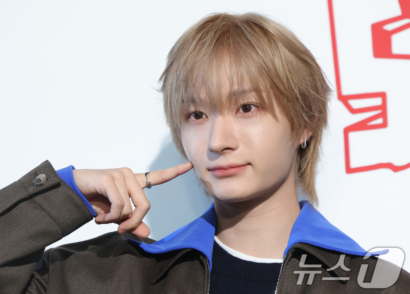 (서울=뉴스1) 권현진 기자 = 킥플립 동화가 11일 오후 서울 강남구 미우미우 청담점에서 열린 '미우미우 셀렉트 바이 엘라' 포토콜에 참석해 포즈를 취하고 있다. 2025.11. …