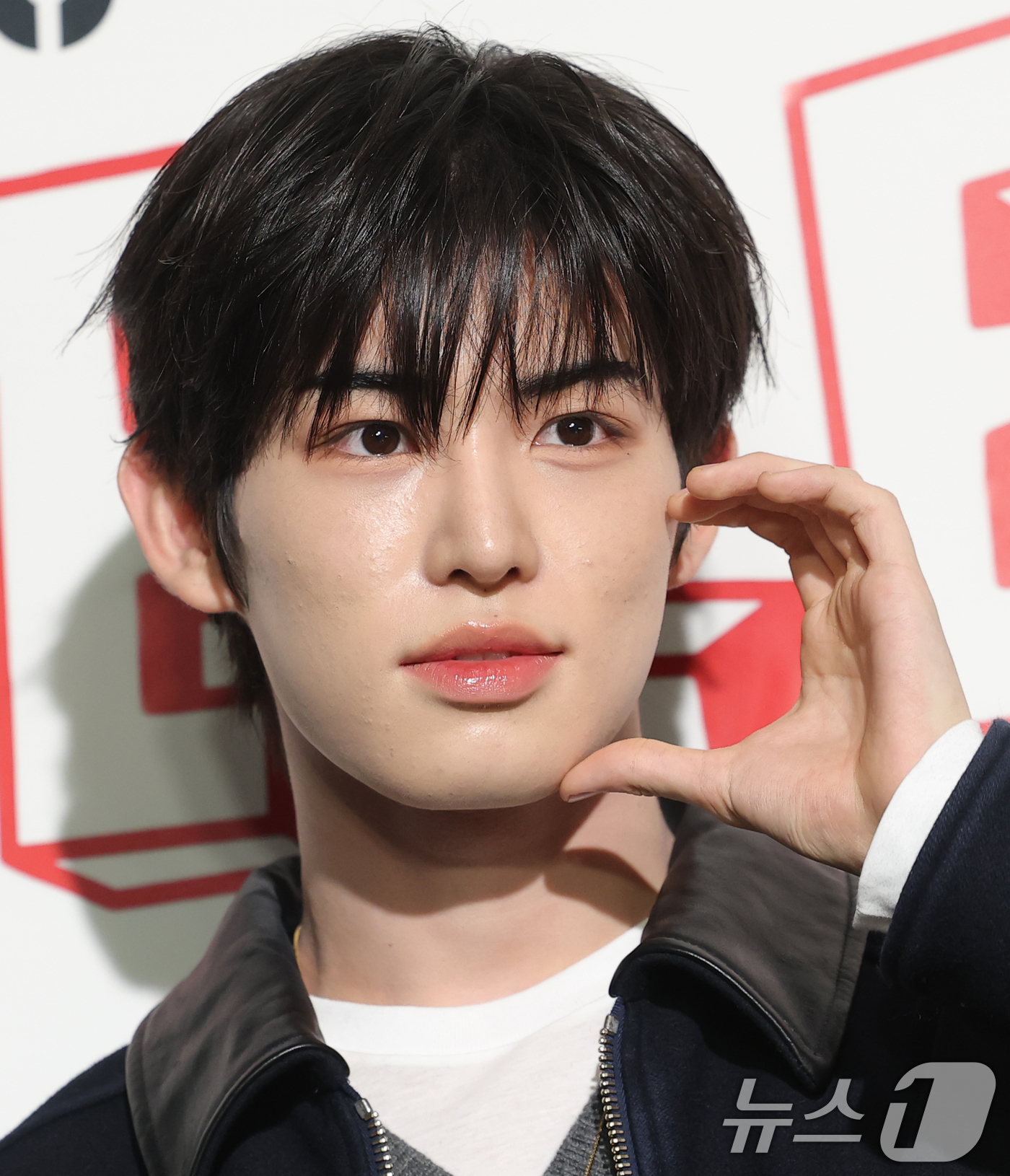 (서울=뉴스1) 권현진 기자 = 킥플립 민제가 11일 오후 서울 강남구 미우미우 청담점에서 열린 '미우미우 셀렉트 바이 엘라' 포토콜에 참석해 포즈를 취하고 있다. 2025.11. …