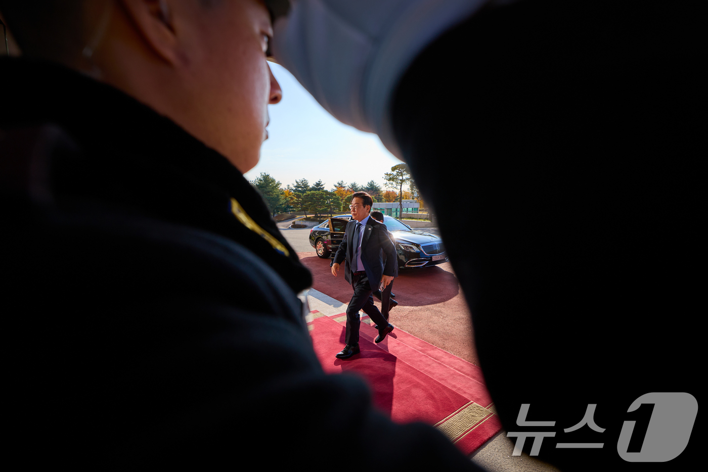 (서울=뉴스1) 허경 기자 = 이재명 대통령이 11일 서울 용산 대통령실 청사로 들어서고 있다. (이재명 대통령 SNS. 재판매 및 DB 금지) 2025.11.11/뉴스1