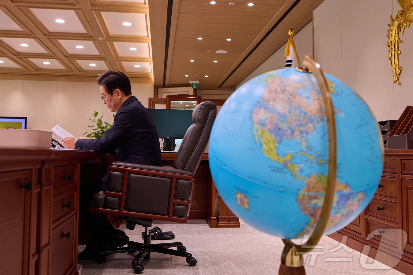 (서울=뉴스1) 허경 기자 = 이재명 대통령이 11일 서울 용산 대통령실에서 집무를 보고 있다. (이재명 대통령 SNS. 재판매 및 DB 금지) 2025.11.11/뉴스1