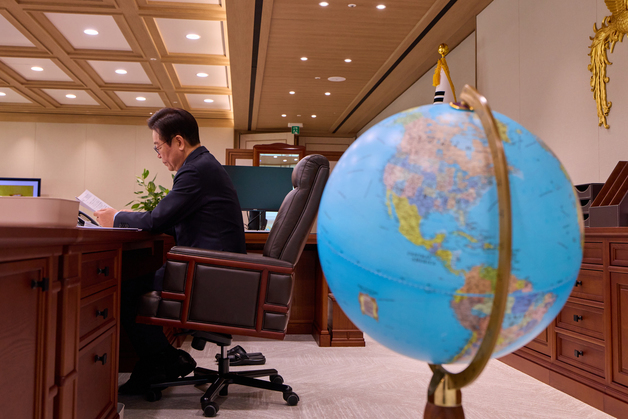 집무 보는 이재명 대통령