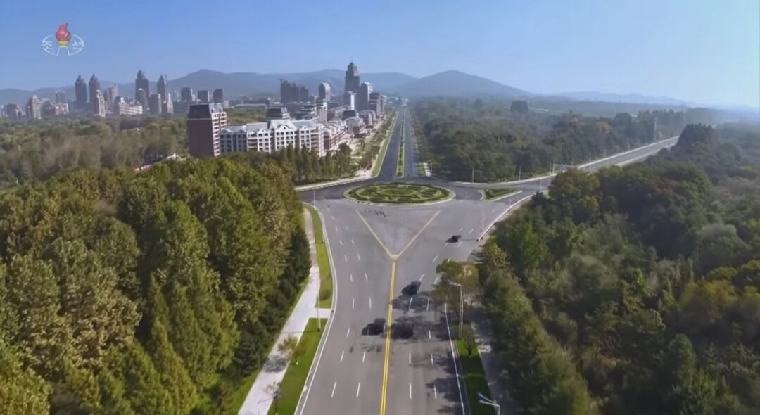 본문 이미지 - 조선중앙TV가 지난달 24일 방송한 김정은 북한 노동당 총비서가 &#39;전투위훈기념관&#39;으로 이동하는 장면. 좌측에 보이는 건물들이 화성지구 4단계 건설 계획에 따라 들어선 주택들로 추정된다. &#40;조선중앙TV 갈무리&#41;