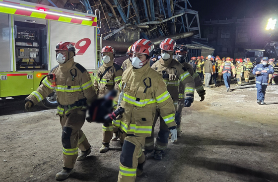 울산화력 붕괴 현장서 매몰 60대 시신 수습…사망자 4명으로 늘어