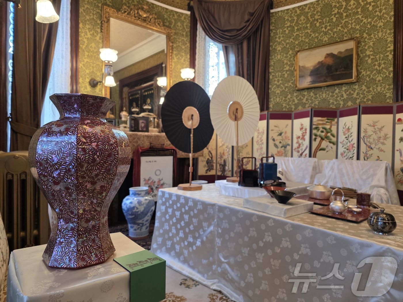 (워싱턴=뉴스1) 류정민 특파원 = 미국 워싱턴DC 주미대한제국공사관에 국가무형유산 장인들의 대표 작품들이 전시돼 있다. 광복 80주년을 맞이해 열리는 이번 '한국적 환대의 아름다 …