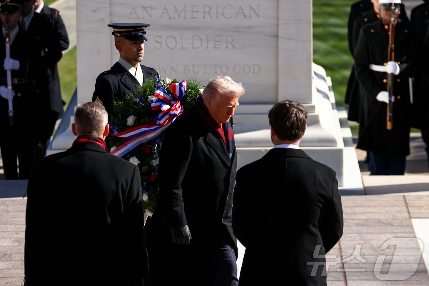 본문 이미지 - 도널드 트럼프 미국 대통령이 11일&#40;현지시간&#41; 버지니아주 알링턴 국립묘지에서 열린 &#39;재향군인의 날&#39;&#40;Veterans Day&#41; 행사에서 무명용사의 묘에 헌화하고 있다. 2025.11.11. ⓒ 로이터=뉴스1 ⓒ News1 류정민 특파원