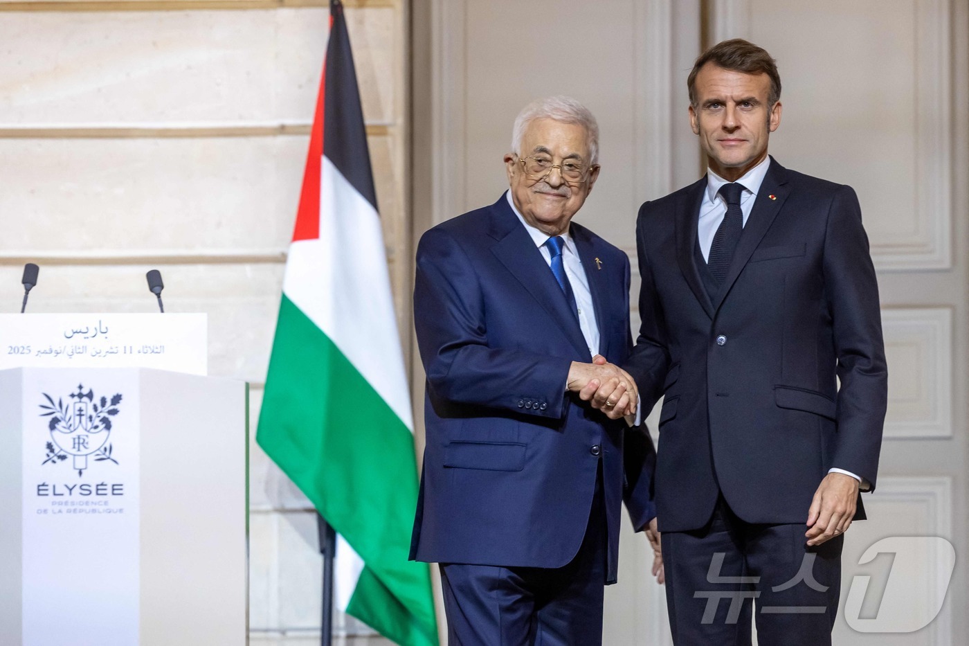 (파리 AFP=뉴스1) 이창규 기자 = 에마뉘엘 마크롱 프랑스 대통령이 11일(현지시간) 프랑스 파리 엘리제 대통령궁에서 마흐무드 아바스 팔레스타인 자치정부(PA) 수반과 공동 기 …