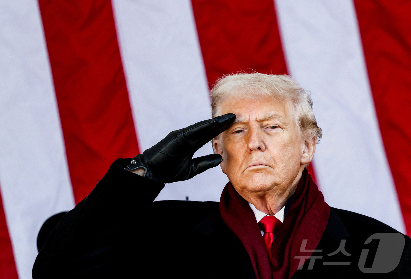 (워싱턴DC 로이터=뉴스1) 류정민 특파원 = 도널드 트럼프 미국 대통령이 11일(현지시간) 워싱턴DC 인근 알링턴 국립묘지에서 열린 '재향군인의 날'(Veterans Day) 기 …