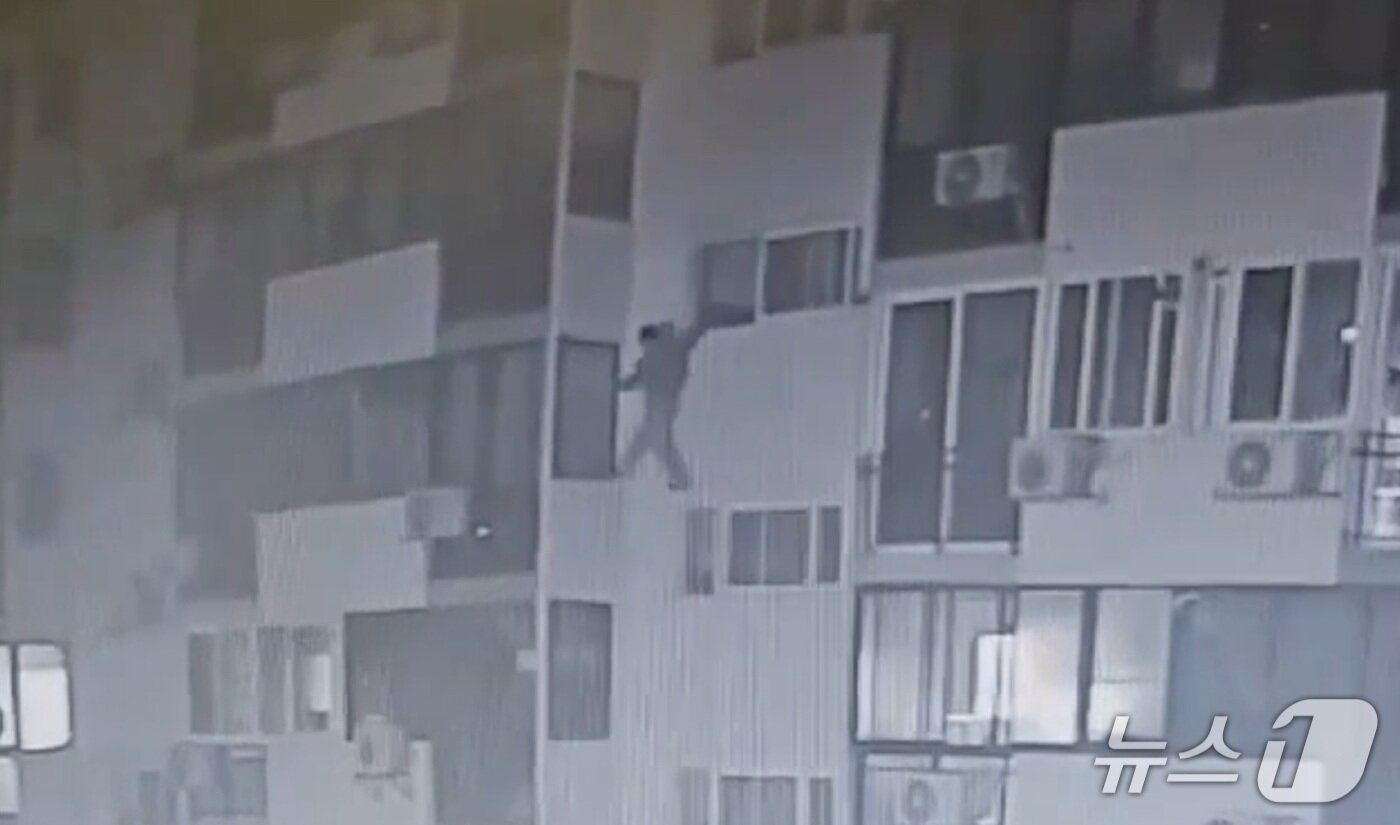 본문 이미지 - 지난 5월 27일 새벽 피해여성들의 집에 침입하는 범인(독자제공. 재판매 및 DB 금지)2025.11.11/뉴스1