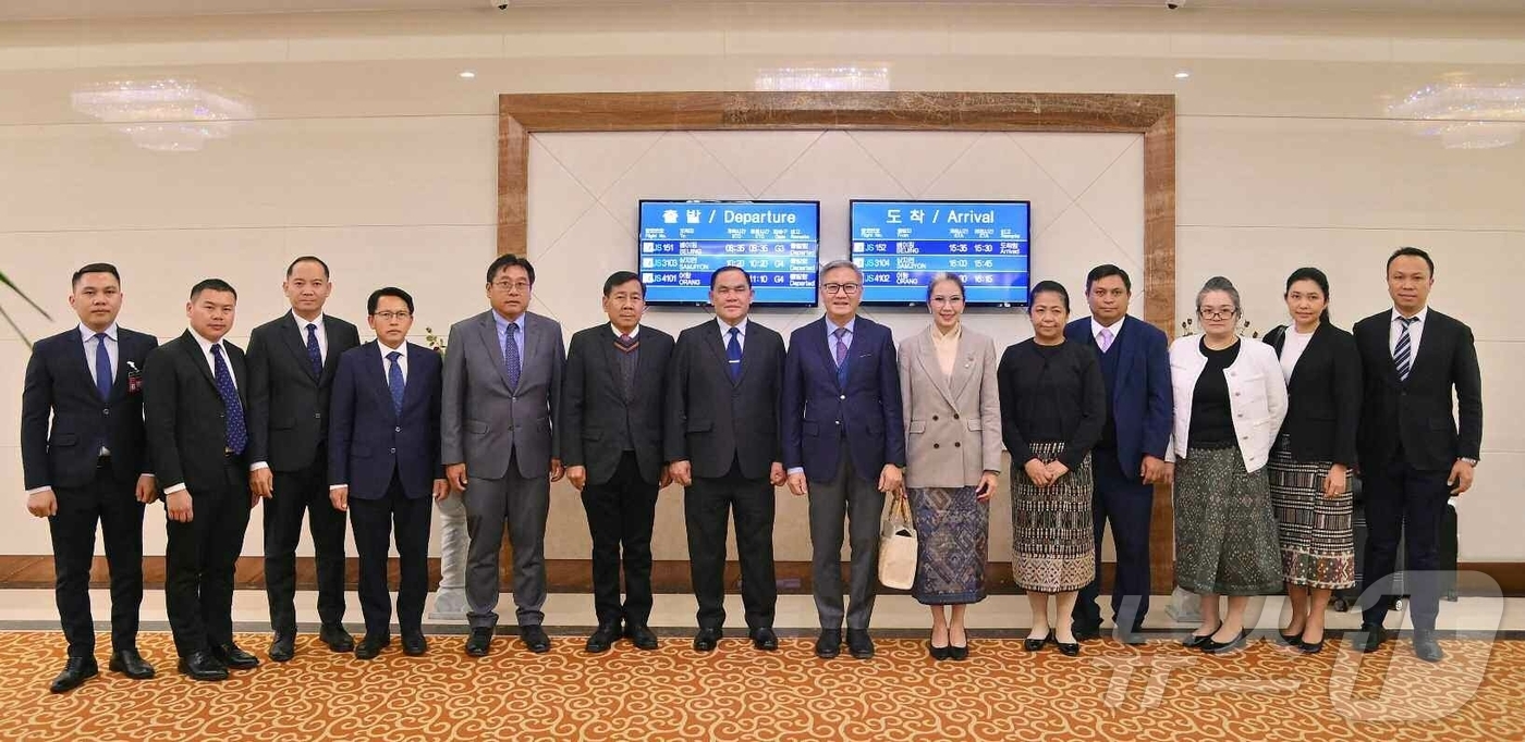 (평양 노동신문=뉴스1) = 북한 노동당 기관지 노동신문은 12일 "조선민주주의인민공화국 외무성의 초청에 따라 통싸완 폼비한 라오스인민민주주의공화국 외무상과 일행이 우리 나라를 방 …