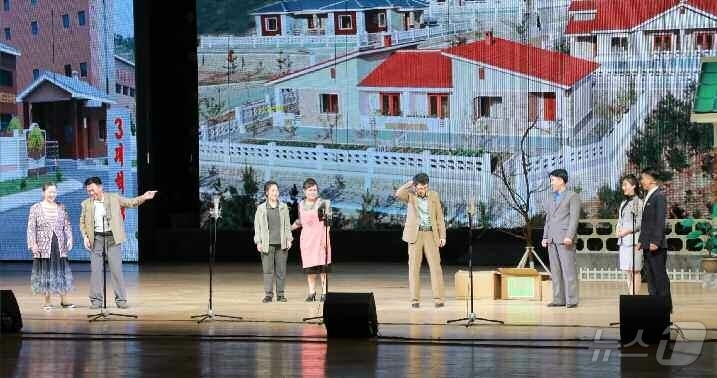 (평양 노동신문=뉴스1) = 북한 노동당 기관지 노동신문은 12일 "자강도예술단에서 경희극 '밑천'이 새로 창작돼 공연됐다"고 보도했다. [국내에서만 사용가능. 재배포 금지. DB …