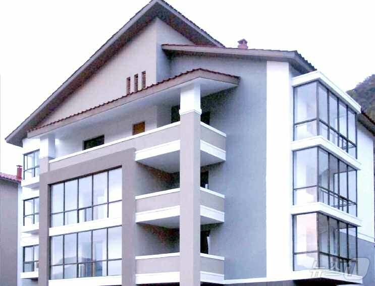 (평양 노동신문=뉴스1) = 북한 노동당 기관지 노동신문은 12일 "전국의 모든 농촌마을들을 사회주의 이상향으로 전변시켜나가는 당의 숭고한 뜻에 떠받들려 회창군 덕련농장, 내양농장 …