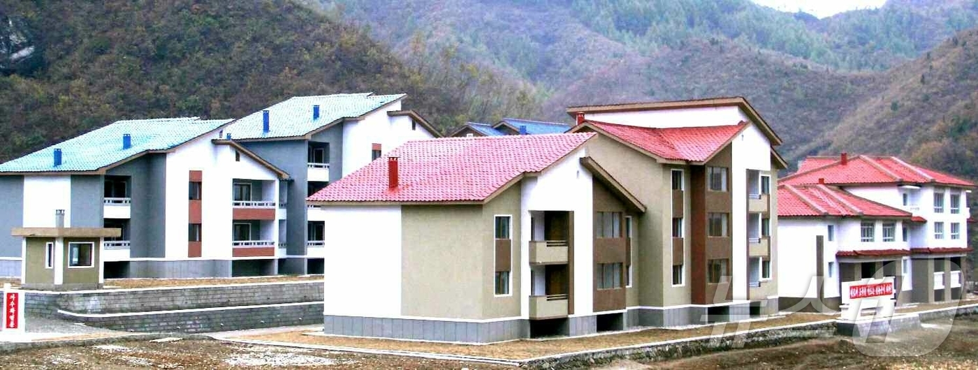 (평양 노동신문=뉴스1) = 북한 노동당 기관지 노동신문은 12일 "전국의 모든 농촌마을들을 사회주의 이상향으로 전변시켜나가는 당의 숭고한 뜻에 떠받들려 회창군 덕련농장, 내양농장 …