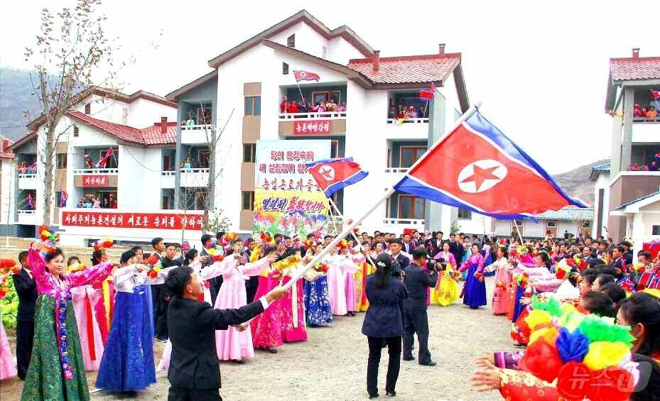 (평양 노동신문=뉴스1) = 북한 노동당 기관지 노동신문은 12일 "전국의 모든 농촌마을들을 사회주의 이상향으로 전변시켜나가는 당의 숭고한 뜻에 떠받들려 회창군 덕련농장, 내양농장 …