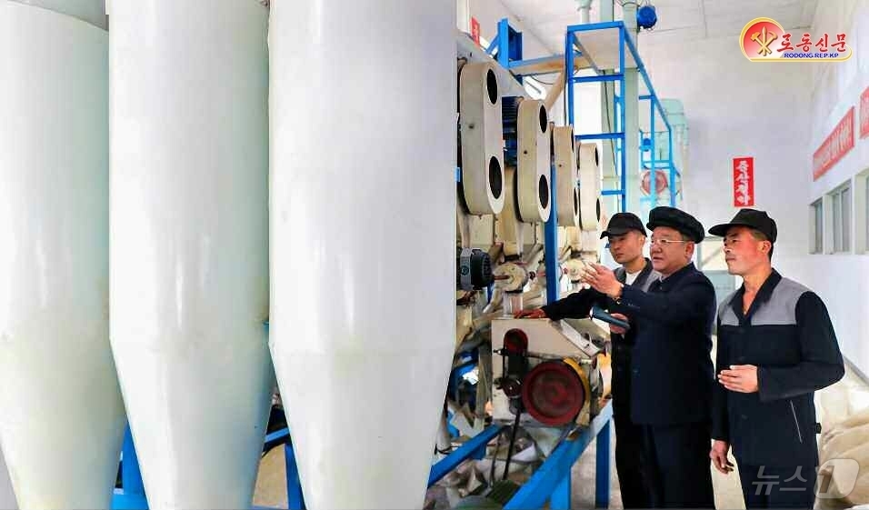 (평양 노동신문=뉴스1) = 북한 노동당 기관지 노동신문은 12일 "박천군양곡관리소에서 밀가공품 생산능력을 한층 제고했다"고 보도했다. [국내에서만 사용가능. 재배포 금지. DB …