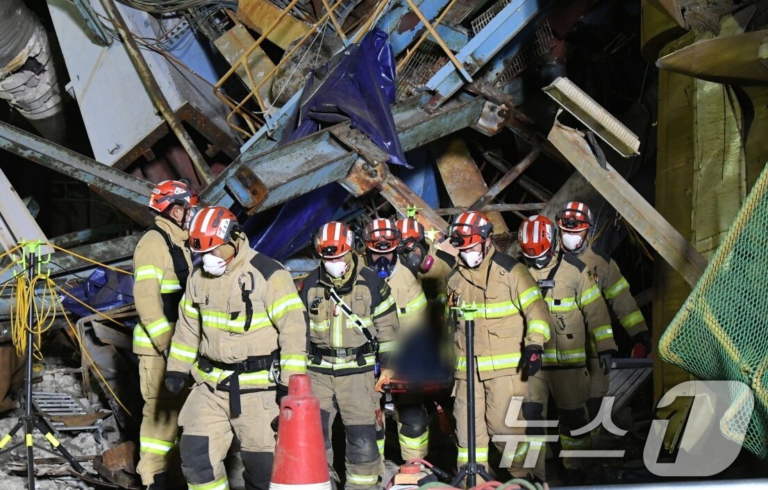 본문 이미지 - 12일 오전울산화력발전소 붕괴 현장에서 수습된 매몰자를 구조대원들이 들것을 이용해 붕괴된 건물 밖으로 나오고 있다. &#40; 소방청 제공. 재판매 및 DB 금지&#41; 2025.11.12/뉴스1 ⓒ News1 김명섭 기자