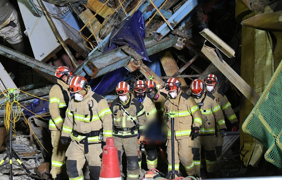 울산화력 매몰자 시신 1구 추가 수습…사망자 5명으로 늘어