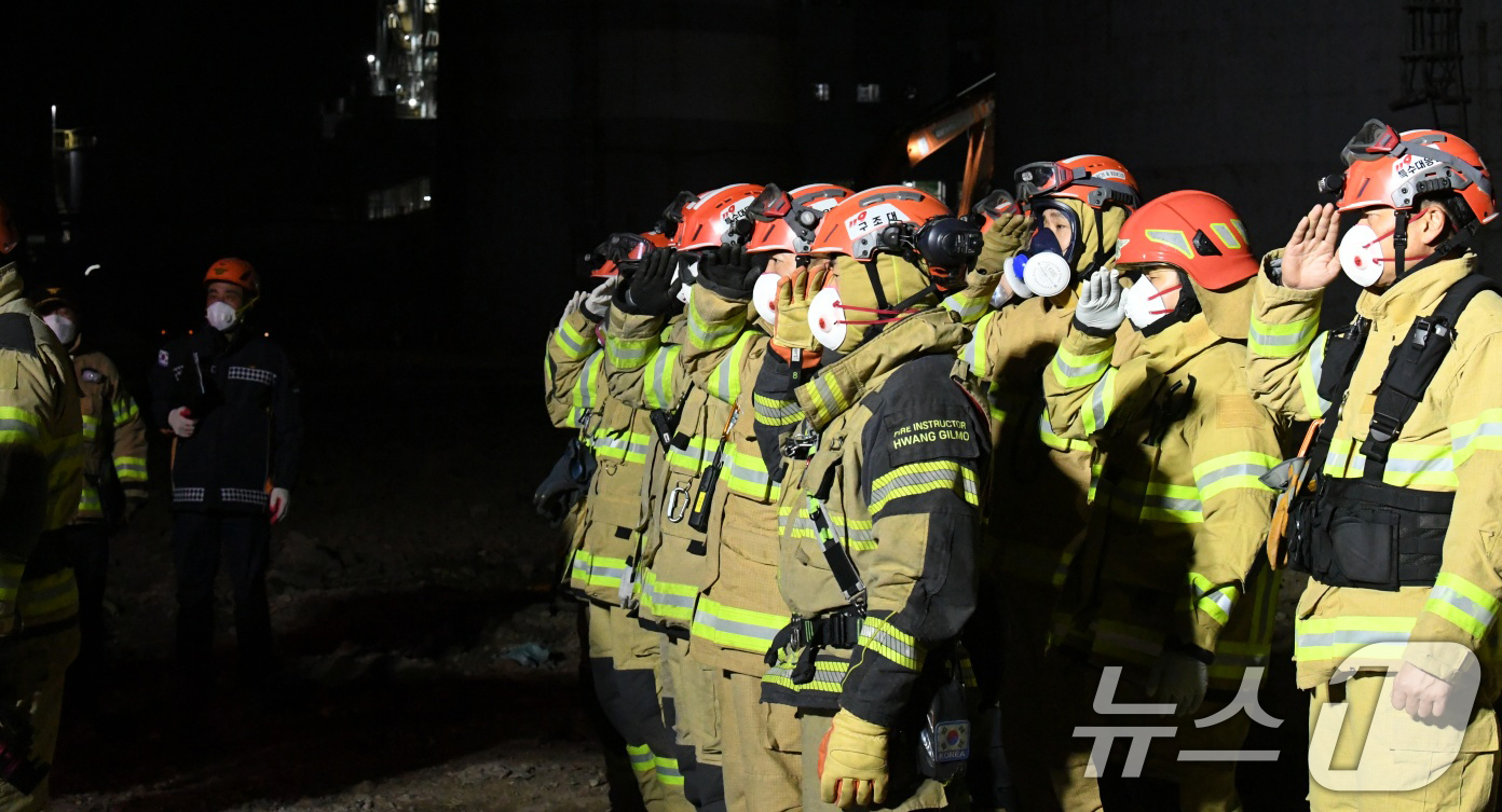 (서울=뉴스1) 김명섭 기자 = 12일 오전울산화력발전소 붕괴 현장에서 수습된 매몰자를 병원으로 이송하기에 앞서 구조대원들이 도열해 거수경례를 하고 있다. ( 소방청 제공. 재판매 …