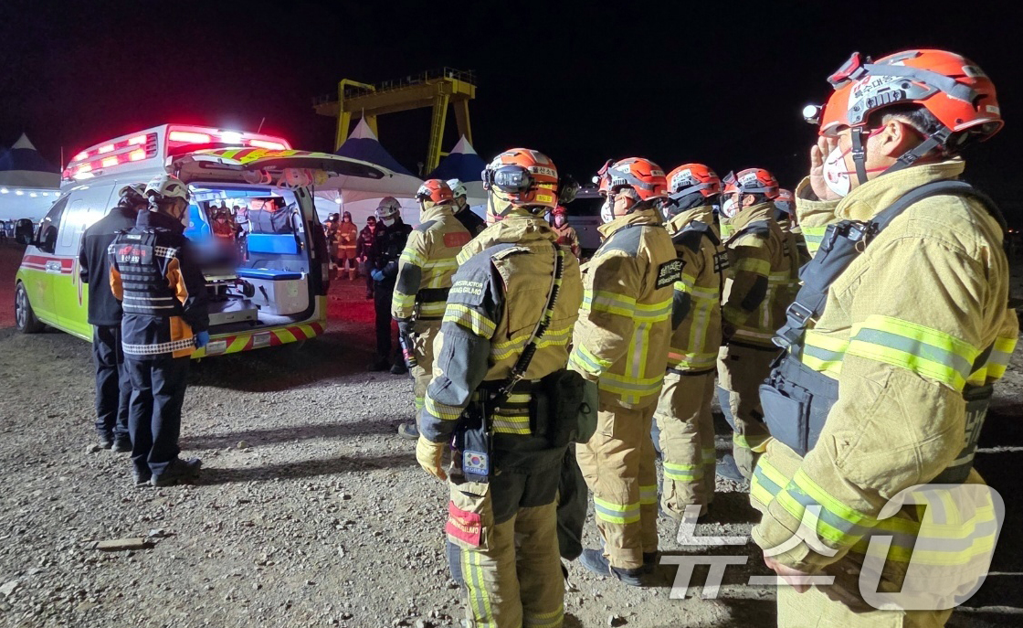 (서울=뉴스1) 김명섭 기자 = 12일 오전울산화력발전소 붕괴 현장에서 수습된 매몰자를 병원으로 이송하기에 앞서 구조대원들이 도열해 거수경례와 묵념을 하고 있다. ( 소방청 제공. …