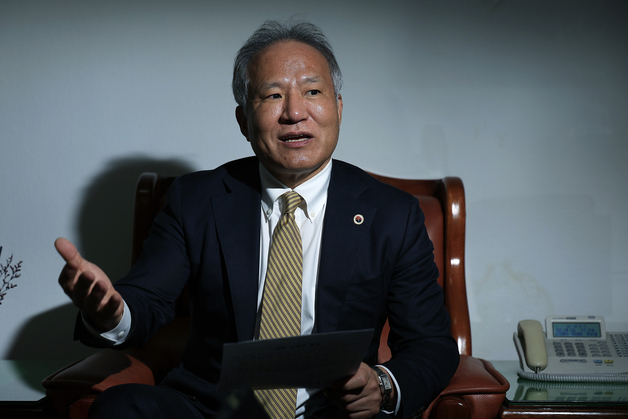 [터닝포인트] 황규석 서울시의사회장 "떨리는 손으로 수술 못해…존중이 먼저"