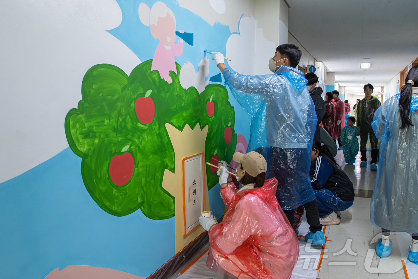 (대전=뉴스1) 이동원 기자 = 글로벌 선도 타이어 기업 한국타이어앤테크놀로지㈜(대표이사 안종선∙이상훈)가 지난 8일 오전 대전시 대덕구 새여울 초등학교에서 ‘가족과 함께하는 벽화 …