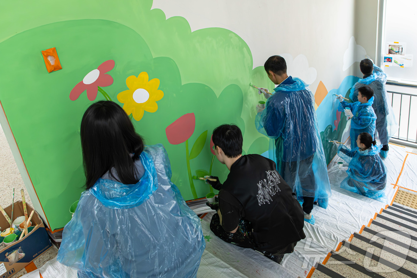 (대전=뉴스1) 이동원 기자 = 글로벌 선도 타이어 기업 한국타이어앤테크놀로지㈜(대표이사 안종선∙이상훈)가 지난 8일 오전 대전시 대덕구 새여울 초등학교에서 ‘가족과 함께하는 벽화 …