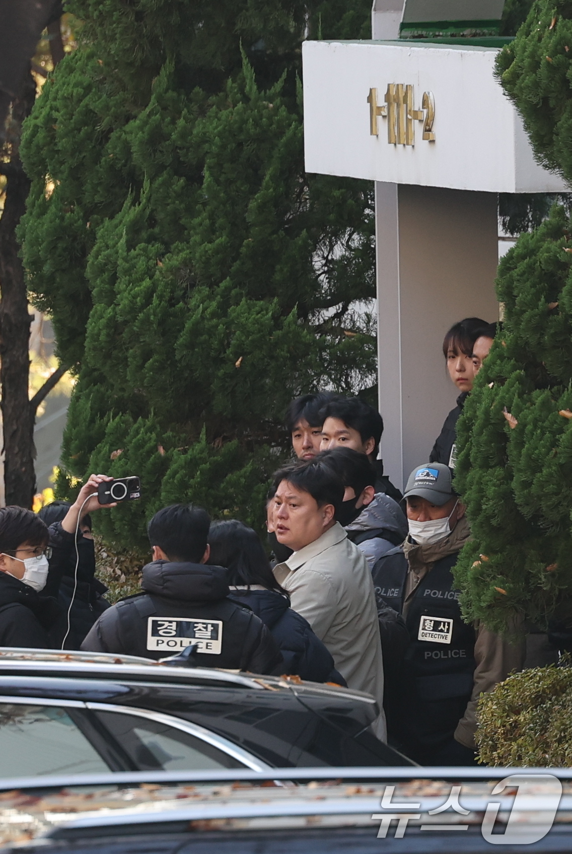 (서울=뉴스1) 안은나 기자 = 내란특검팀이 12일 오전 서울 용산구 황교인 전 국무총리 자택에서 내란 선전·선동 혐의 관련 체포영장 집행을 시도하는 가운데 황 전 총리측 박주현 …