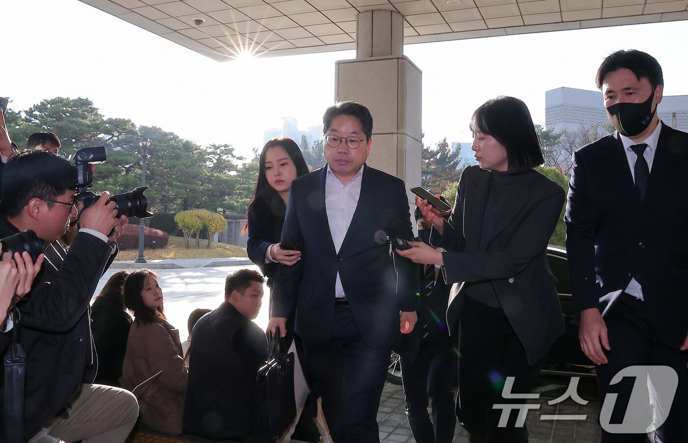 본문 이미지 - '대장동 항소 포기'로 검찰 내부에서 사퇴 압박을 받고 있는 노만석 검찰총장 직무대행이 12일 서울 서초구 대검찰청으로 출근하고 있다. 2025.11.12/뉴스1 ⓒ News1 김성진 기자