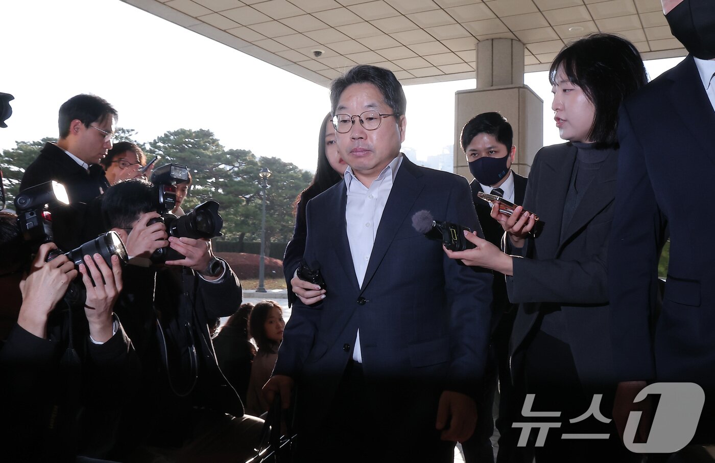 본문 이미지 - '대장동 항소 포기'로 검찰 내부에서 사퇴 압박을 받고 있는 노만석 검찰총장 직무대행이 12일 서울 서초구 대검찰청으로 출근하고 있다. 2025.11.12/뉴스1 ⓒ News1 김성진 기자