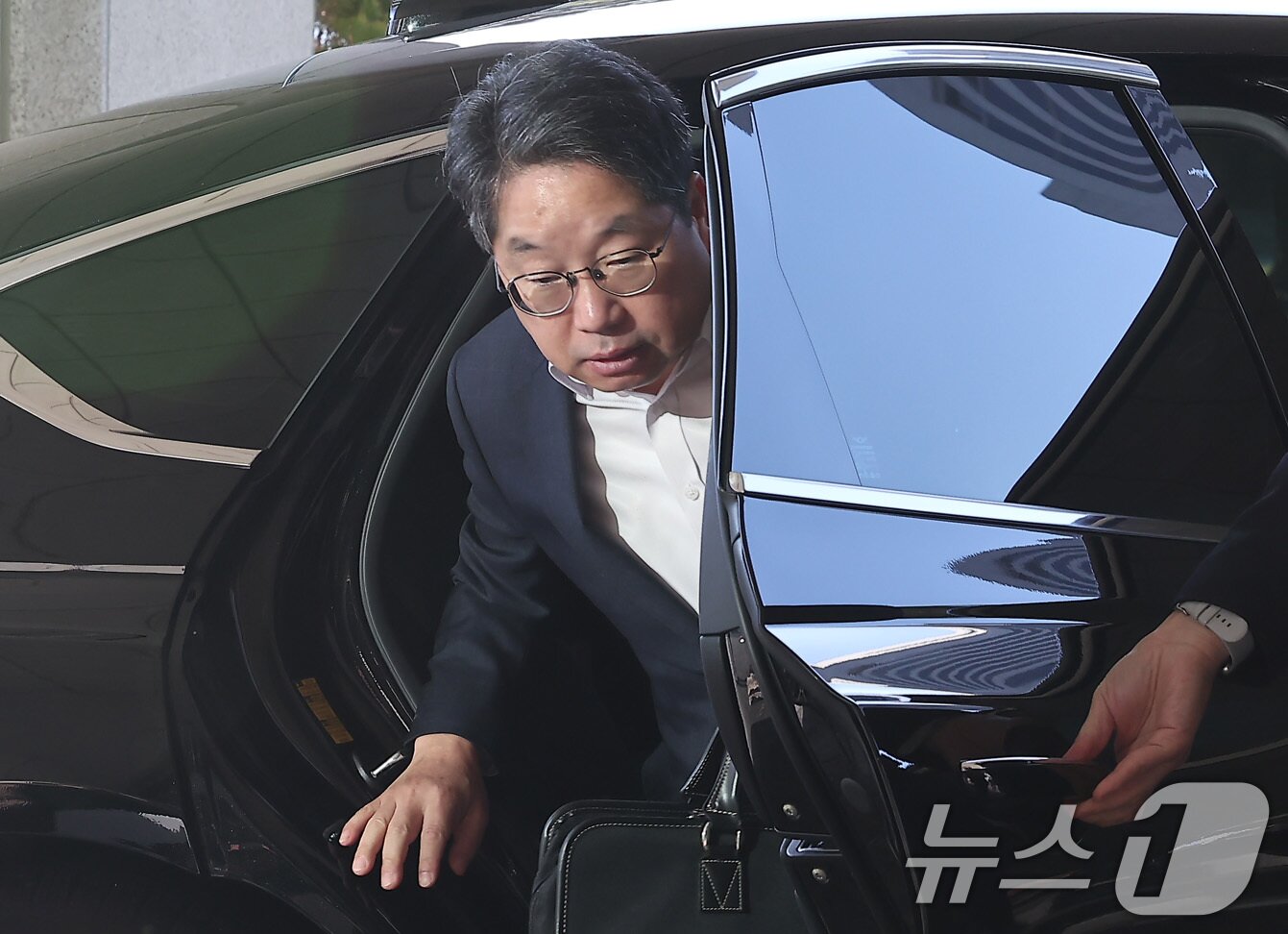 본문 이미지 - '대장동 항소 포기'로 검찰 내부에서 사퇴 압박을 받고 있는 노만석 검찰총장 직무대행이 12일 서울 서초구 대검찰청으로 출근하고 있다. 2025.11.12/뉴스1 ⓒ News1 김성진 기자