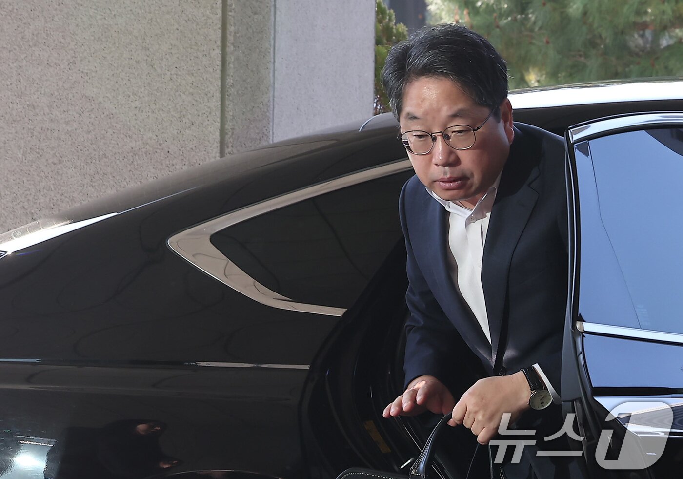 본문 이미지 - '대장동 항소 포기'로 검찰 내부에서 사퇴 압박을 받고 있는 노만석 검찰총장 직무대행이 12일 서울 서초구 대검찰청으로 출근하고 있다. 2025.11.12/뉴스1 ⓒ News1 김성진 기자