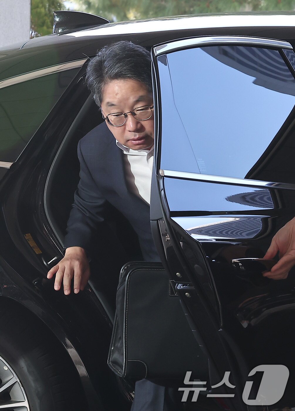 본문 이미지 - '대장동 항소 포기'로 검찰 내부에서 사퇴 압박을 받고 있는 노만석 검찰총장 직무대행이 12일 서울 서초구 대검찰청으로 출근하고 있다. 2025.11.12/뉴스1 ⓒ News1 김성진 기자